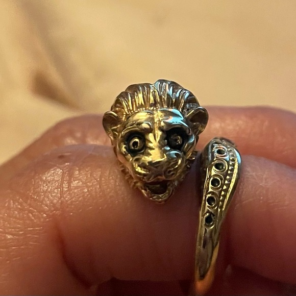 Vintage Lion Head ring and matching bracelet with emerald green enamel accents. - Picture 2 of 13